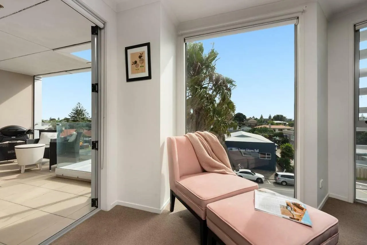 Awesome Downtown Location - Park The Car And Walk To Everything ! Mount Maunganui Apartment